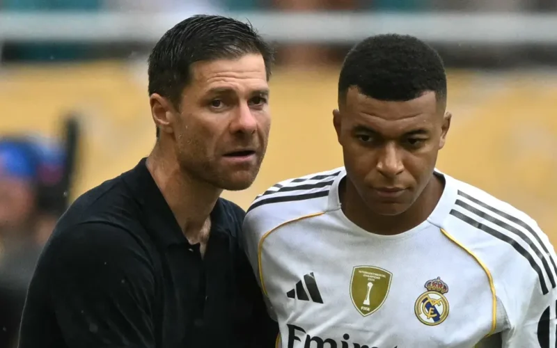 أزمة في ريال مدريد.. مبابي يفضل طريقة تشابي ألونسو على خطط أربيلوا